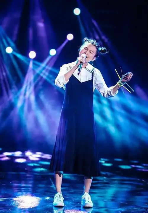 新起之秀歌手苏运莹创作天赋极佳服装造型百变