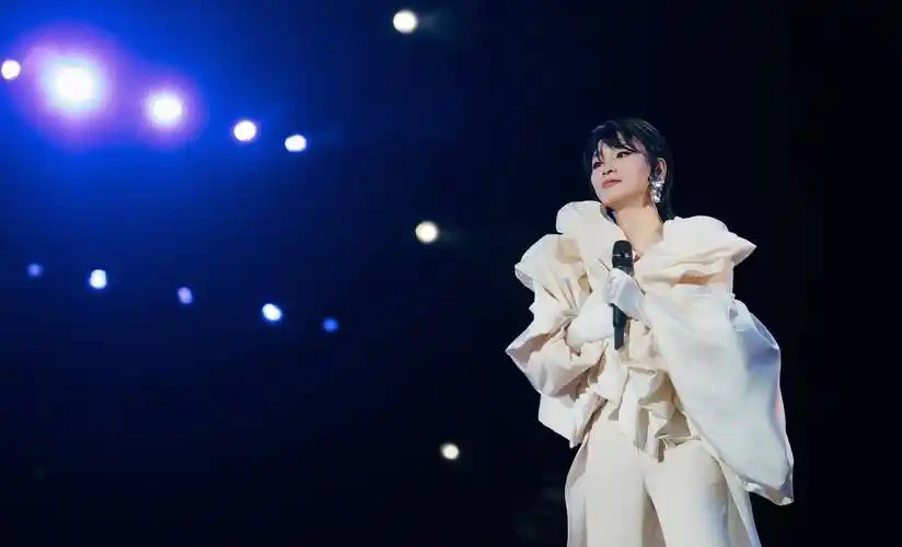 05超女三强同日开唱:李宇春秀美腿,周笔畅比张靓颖更有魅力_演唱会