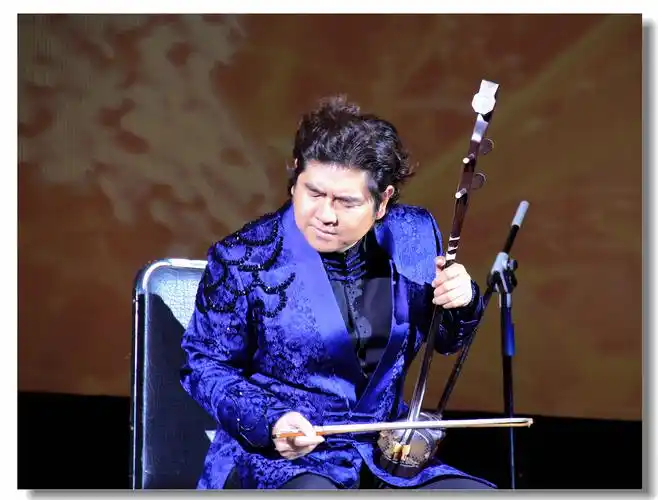 二胡大师陈军在军营拉响《好日子》,报幕的兵哥哥一身正气