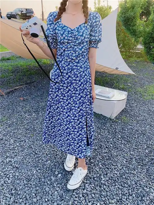 实拍2021夏装新款开衩碎花裙修身显瘦小众法式方领花瓣袖连衣裙