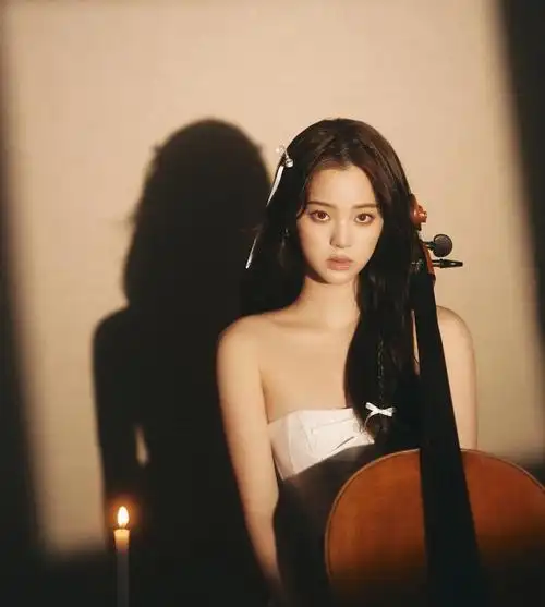 欧阳娜娜穿白色抹胸裙,香肩半露,楚楚动人!__财经头条