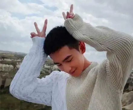 杨洋到底是什么"神颜值",平头发型竟可以帅成这个样子!