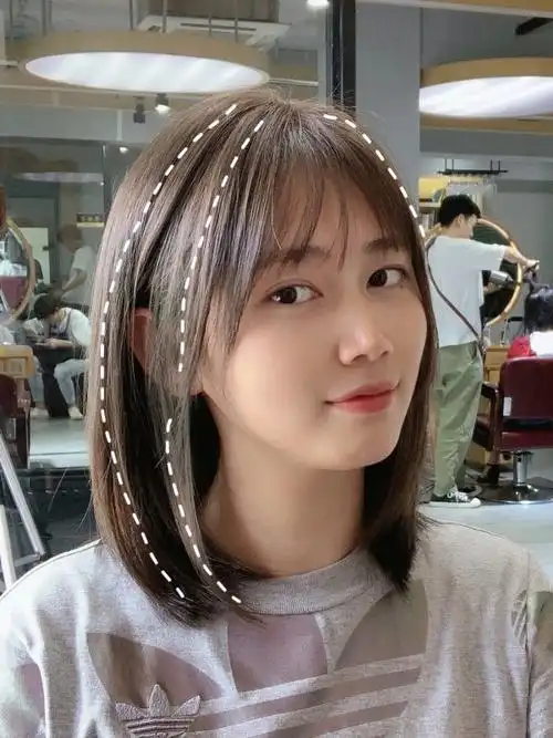 法式刘海的设计很好的修饰发际线,额头,太阳穴 很显脸小也可以减龄喔