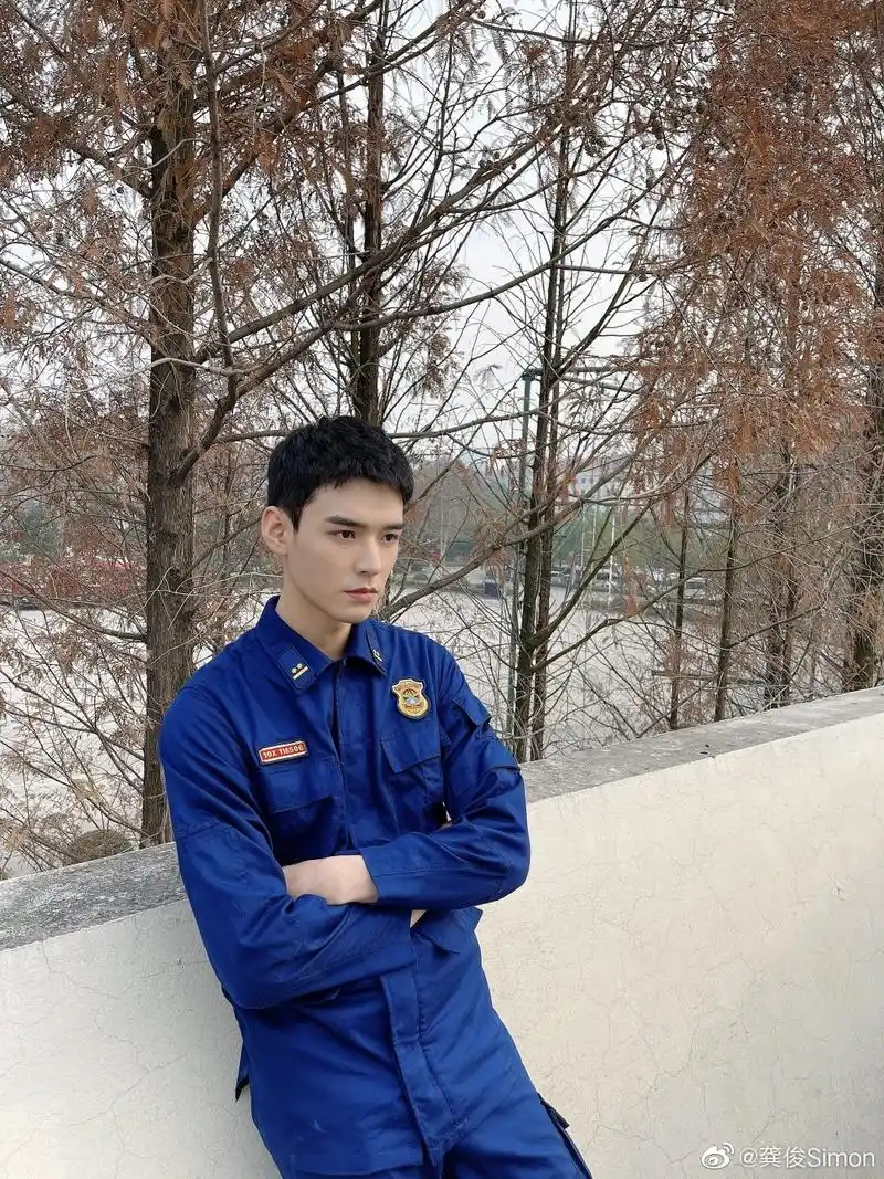 经得起寸头考验的帅哥