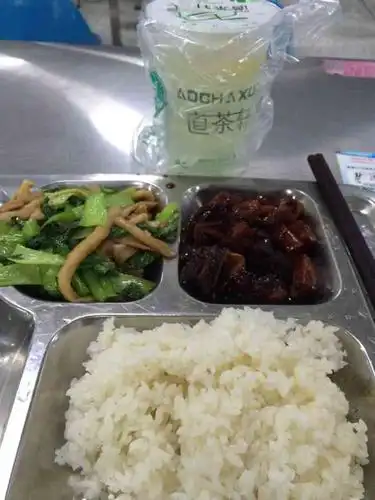 南理工食堂-"学校从大数据中筛选困难学生群体,对月消费.