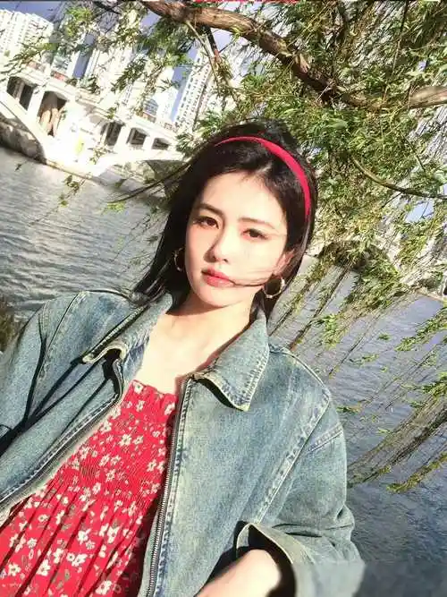 白鹿连发28张照片生活照曝光引人关注