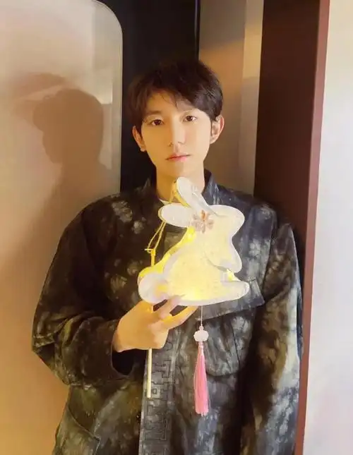 王源称今天正式开始上课 与欧阳娜娜是伯克利同学_娱乐频道_中华网