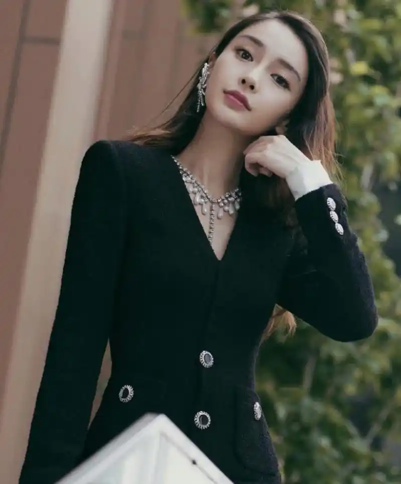 杨颖# 一袭黑色深v制服,雪肤玉貌的容颜,精致立体的五官,清纯唯美