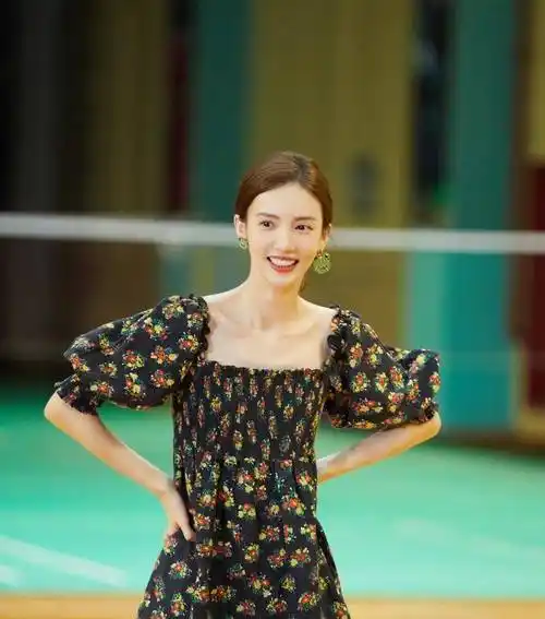 金晨"直男斩"穿搭,碎花裙配青蛙耳饰,淡妆也难掩气质_姐姐_造型_整体