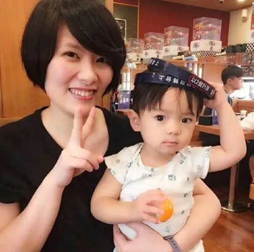 有趣的是,之前谢馨仪和老公在正式登记结婚后,她还曾拿着结婚证书找到