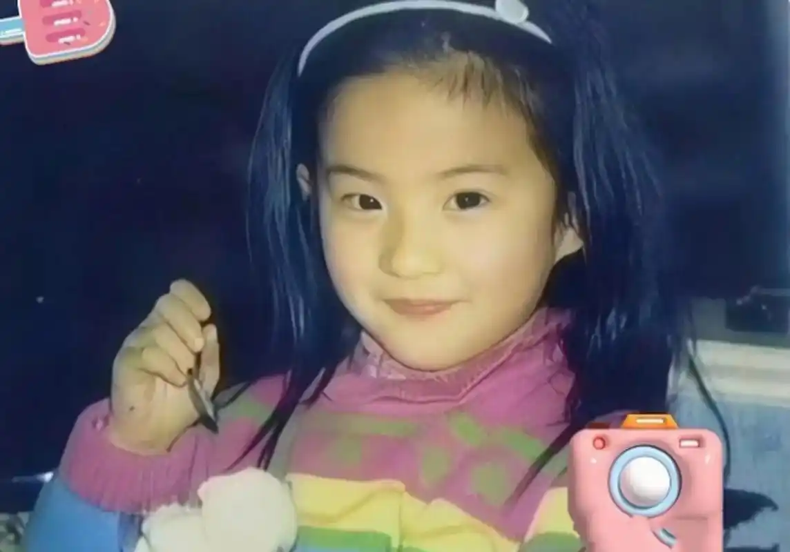 我要被这两张照片逗笑了:小时候的刘亦菲. [大笑]真的很可爱呀