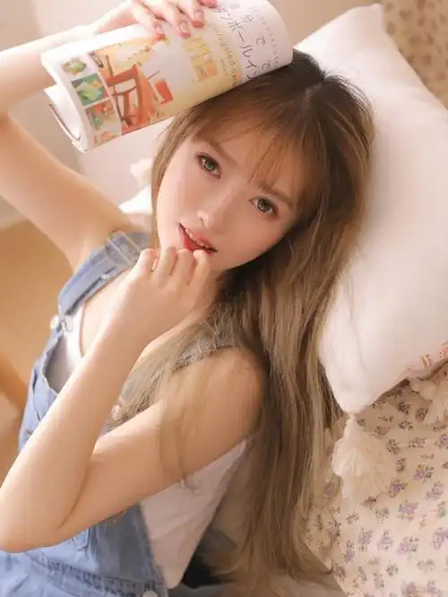 美女的这套穿搭很别致,背带裤内搭白色吊带背心,清新自然又好看美女的