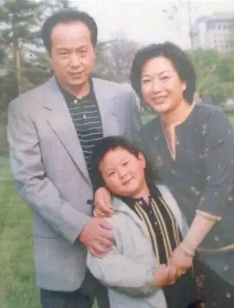 48岁主持天才,主持25年零失误,去世后小5岁老婆已经改嫁