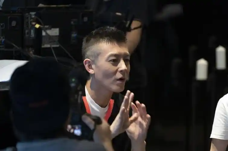 照片中,陈冠希连续更换几套服装,留招牌短发灿笑颜值回春有点帅!