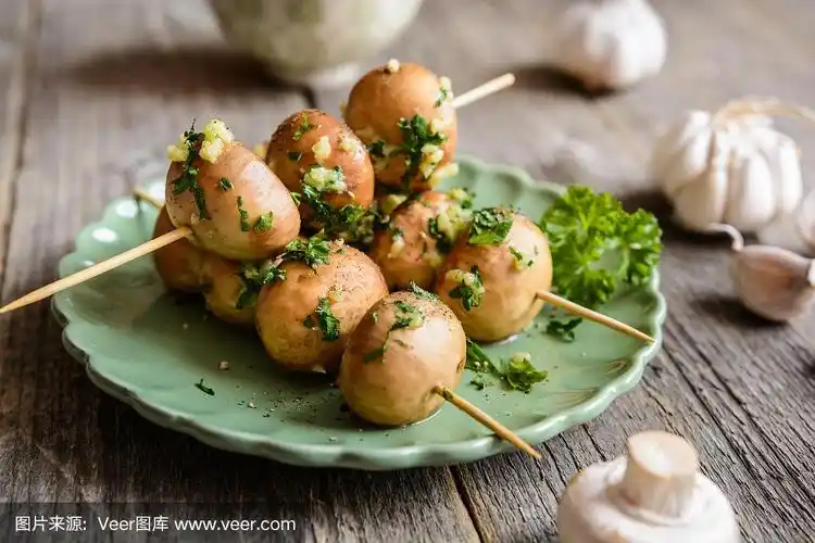 蒜和欧芹烤蘑菇串