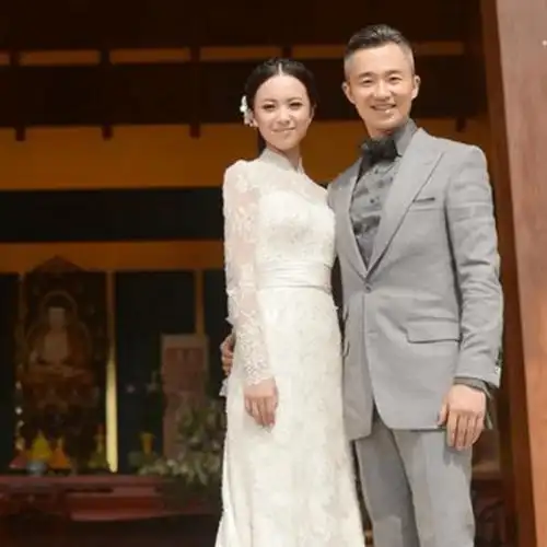 原创电视主持人王萌萌24岁嫁42岁程雷丈夫患病后她仍不离不弃