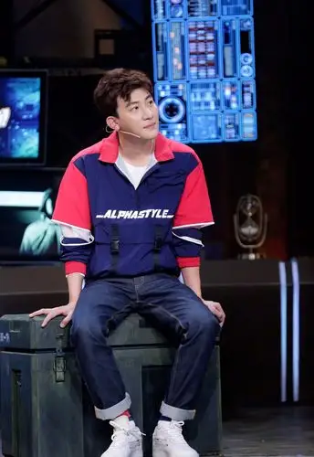 大左宽松蓝色衬衫当外套,身材变成55分,腿短成霍比特人