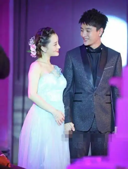 明星夫妻相视一笑霍建华一脸宠爱陈小春笑得温柔