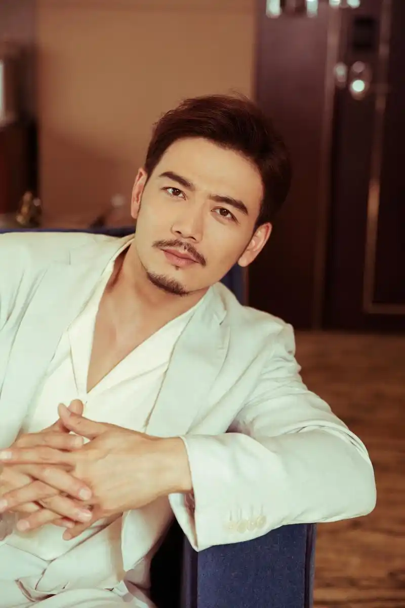 《我们都要好好的》发布会,boss杨烁身着白色西装,深v同色系衬衫,get