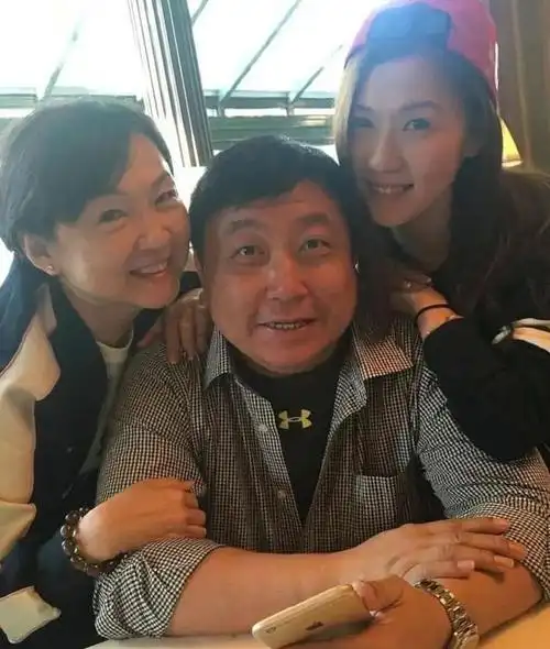 王晶老婆:靠大度隐忍逼走情敌邱淑贞,被丈夫独宠40年笑到最后