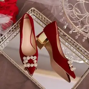 珍珠方扣婚鞋女粗跟舒适不累脚孕妇可穿新娘鞋秀禾敬酒红色高跟鞋