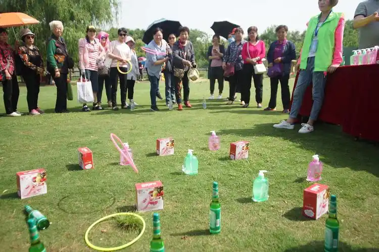 上午妈妈们到禾泉山庄半日游,在游戏项目,套圈环节中,套中奖品/呲牙