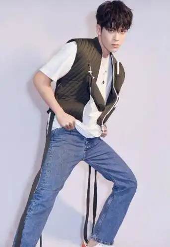 大眼仔曾舜晞新剧演技获好评私服衣品超洋气街头感十足