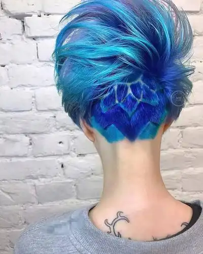 【欧美女士街头局部雕刻发型】