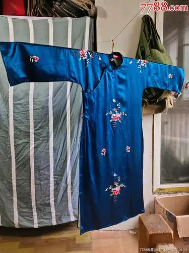 民国绣花丝绸倒大袖旗袍