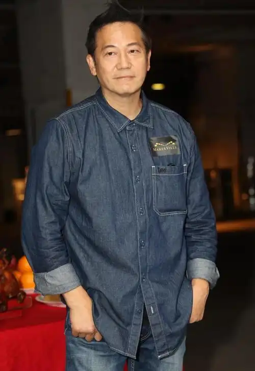 一个60岁的youtuber,近年来以经营频道《乜乜棠水铺》为主,成为了香港