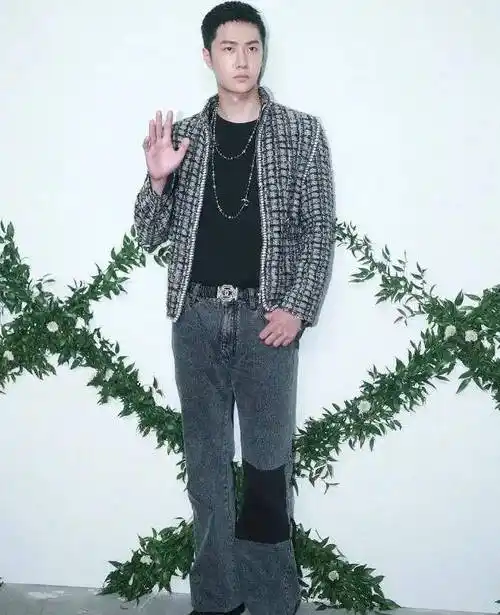 王一博参加活动被拍,去掉十级滤镜后我愣了:180的身高就这?