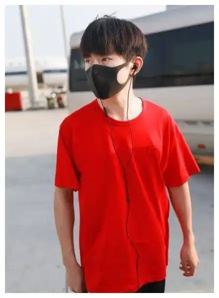 易烊千玺新发型气场全开只是剪了锅盖头却意外的很时尚