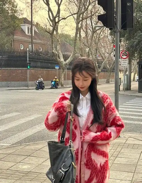 240107 虞书欣分享街拍美照,引爆粉丝热情洋溢的喜爱与夸赞!