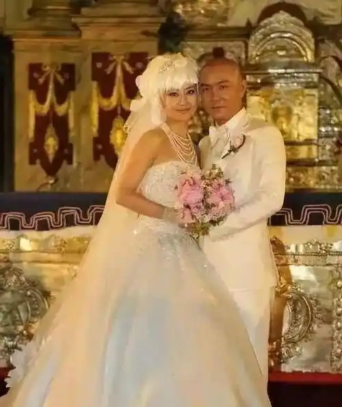 对此,张卫健解释道:"很多女人结婚后,都会跟着丈夫一起生活,但我太太