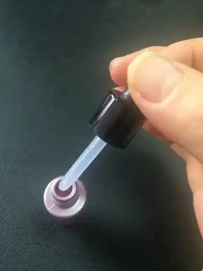 使用时只要轻捏顶部的黑色软管头就能吸出足量的精华液