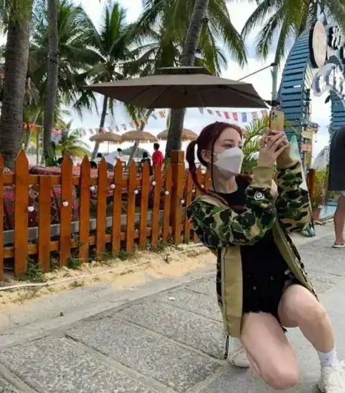 李小璐三亚度假照流出,和小鲜肉依偎在一起,和贾乃亮复合无望_网友