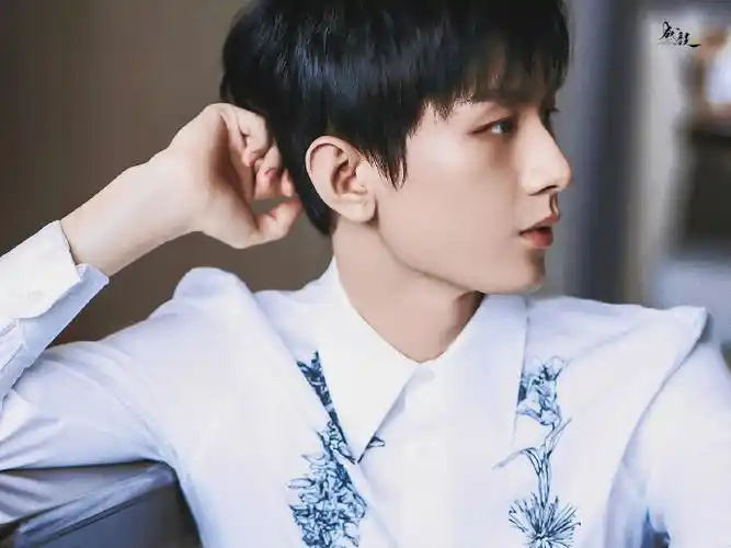 成毅老师有一双美丽的眼睛,通过它能看见如水晶般剔透晶莹的美好心灵.