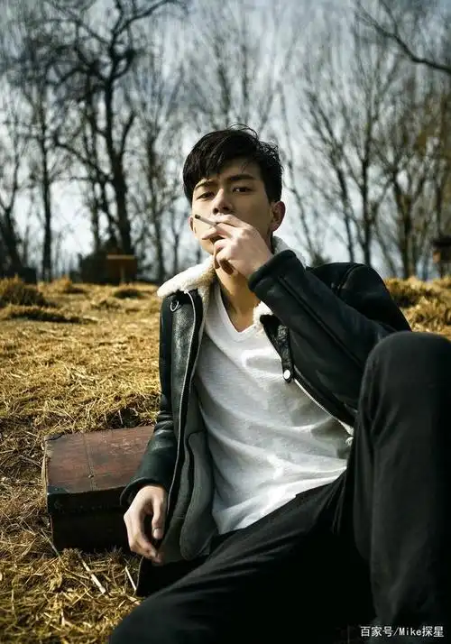 型男李现八块腹肌及尽显男人味