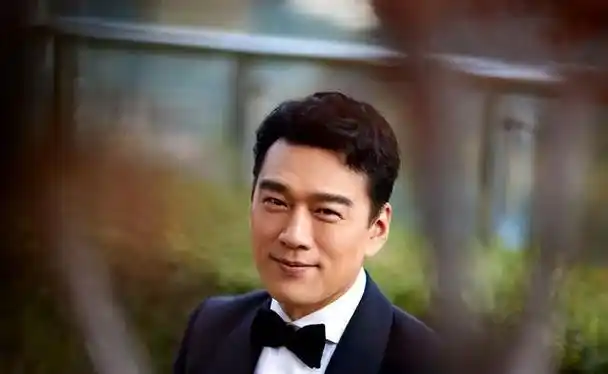 演员王耀庆:为了省房租娶了房东的女儿,结婚22年0绯闻