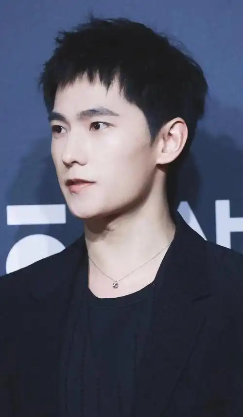 杨洋短发造型亮眼,凸显阳刚气质,堪比吴彦祖_发型