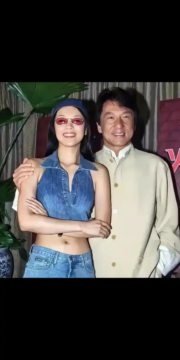 多年前成龙和章子怡的一张合影.