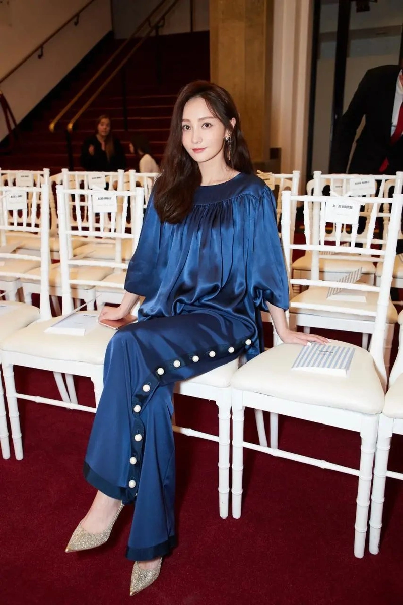 姚笛又高调了,穿彩色格纹连衣裙清新靓丽,中分长发真有女神范