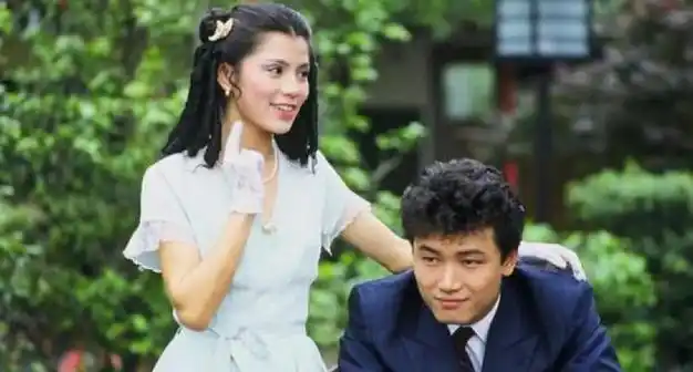 汤镇宗汤镇业罕见合体泡温泉65岁汤镇业变光头66岁哥哥保养好