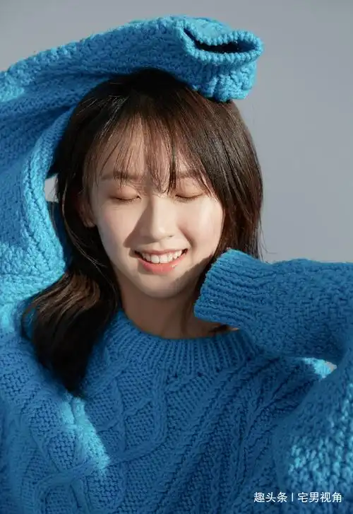 女神:暖阳下笑容甜美的治愈系熟女,"蓝色毛衣"显得格外耀眼哦