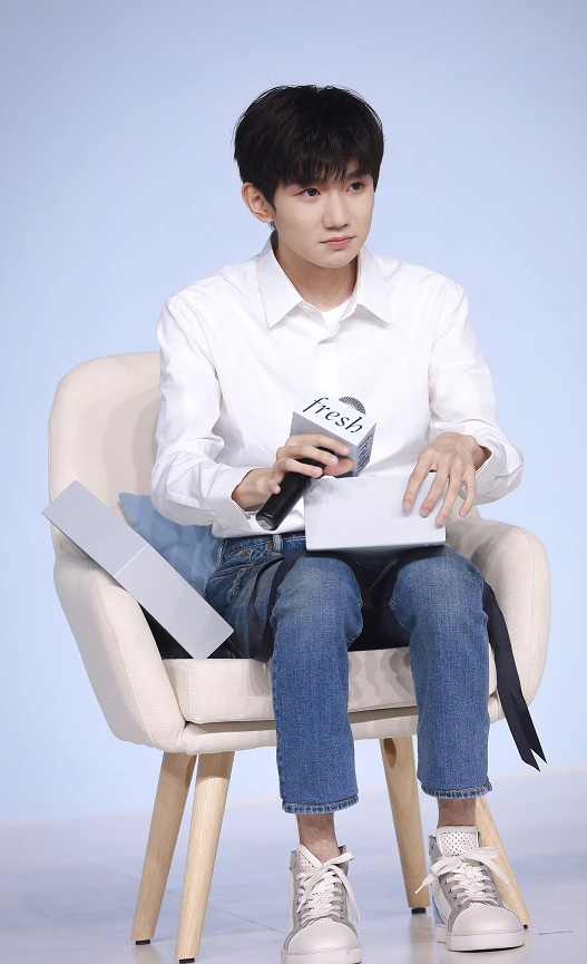 原创王源穿白衬衣出席活动谈新歌源首唱整个气质元气满满