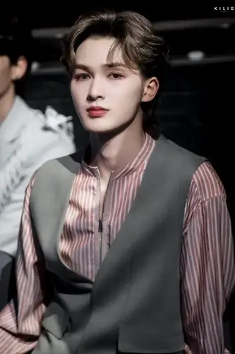 朱正廷壁纸图源微博,看图的水印就知道是谁的了