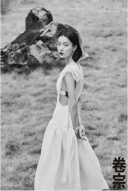 照片中,杜鹃沉浸在阳朔的山水风光中,实力演绎"人在画中游",红唇妩媚