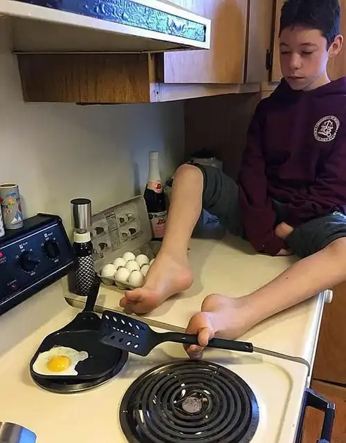 有多发性关节挛缩症,但他克服了重重障碍,学会了用脚写作,做饭和吃饭