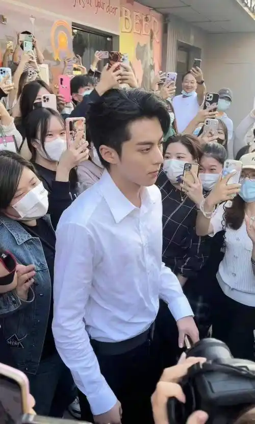 朱一龙红毯全程显绅士此前,朱一龙工作室曝出的写真图中,朱一龙的扎染