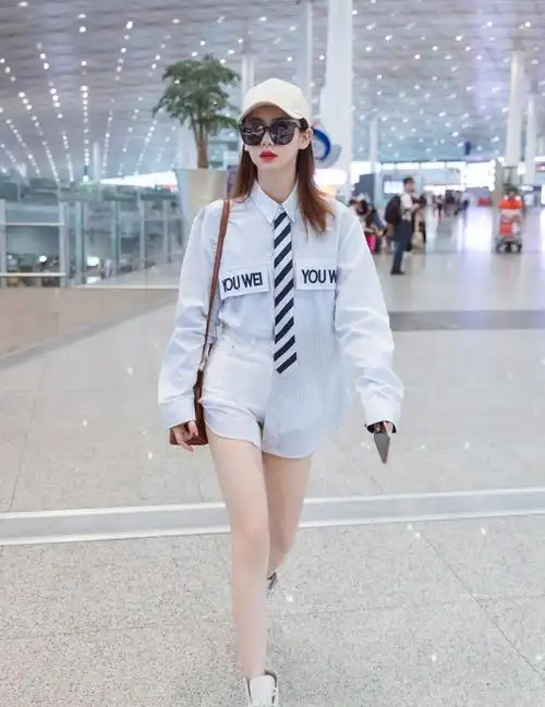 戚薇气质开挂!酒红色西服配牛仔裤"复古高贵",美出新高度__财经头条